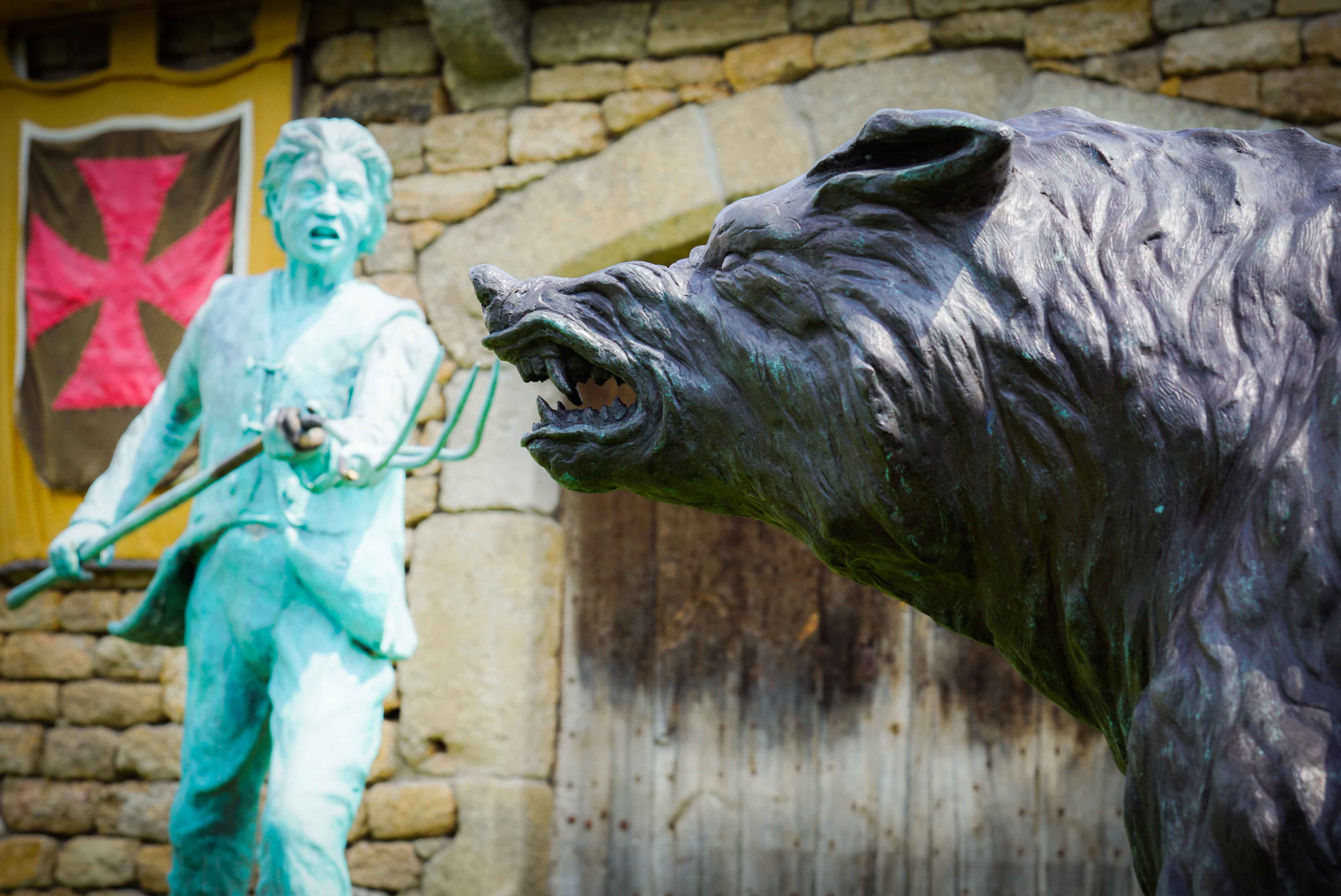 Statue de la Bête du Gévaudan au Malzieu-Ville en Margeride au Nord de la Lozère ©Jean-Sébastien Caron