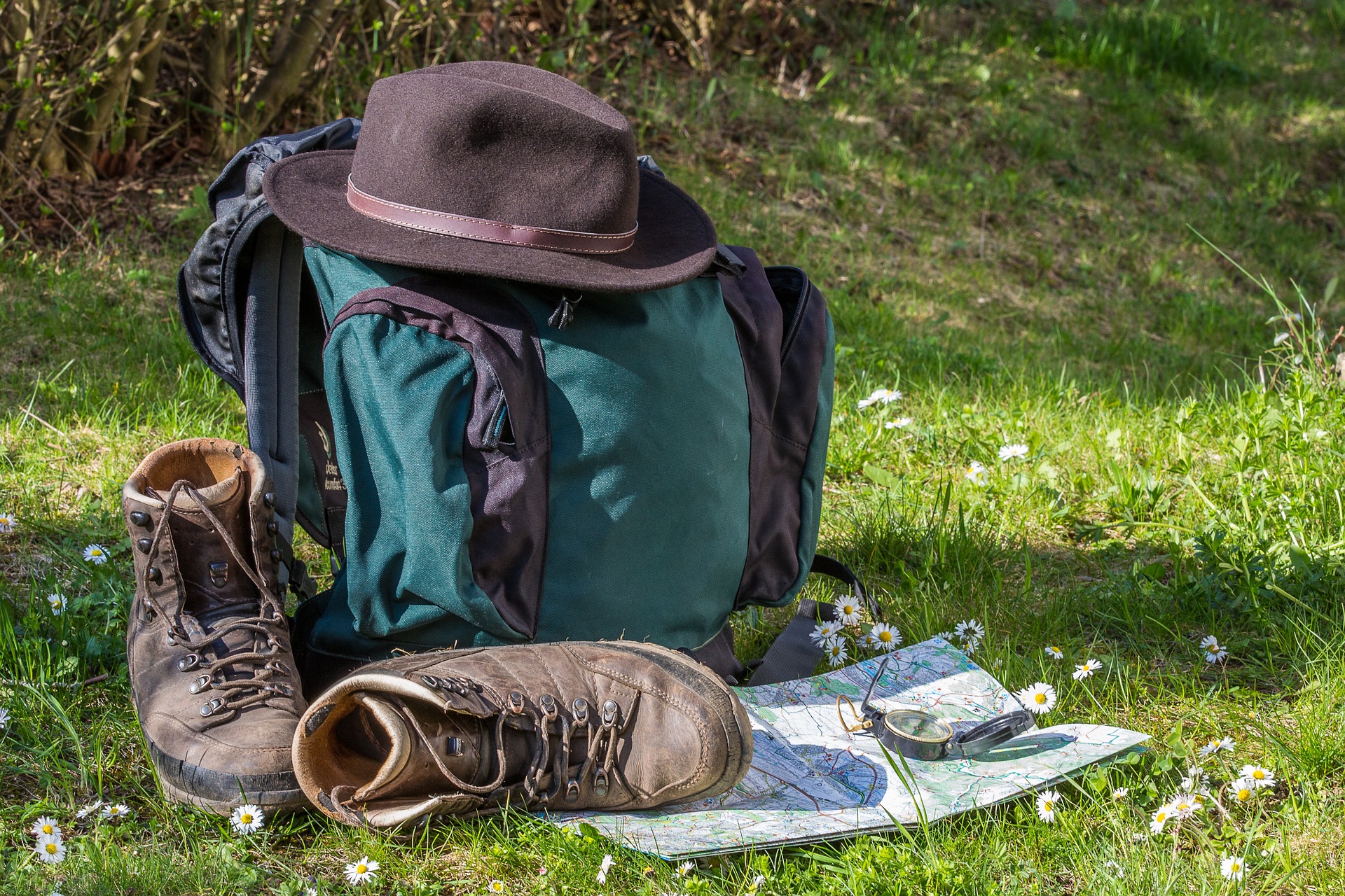 Chaussures de rando et carte