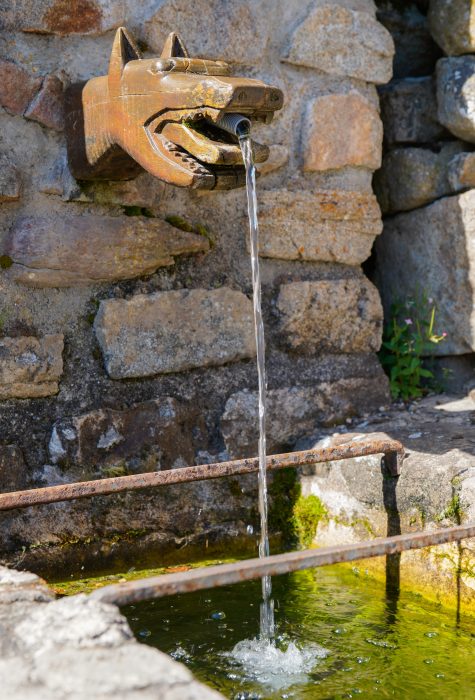 Représentation de la Bête du Gévaudan : fontaine d’Auvers Représentation de la Bête du Gévaudan : fontaine d’Auvers