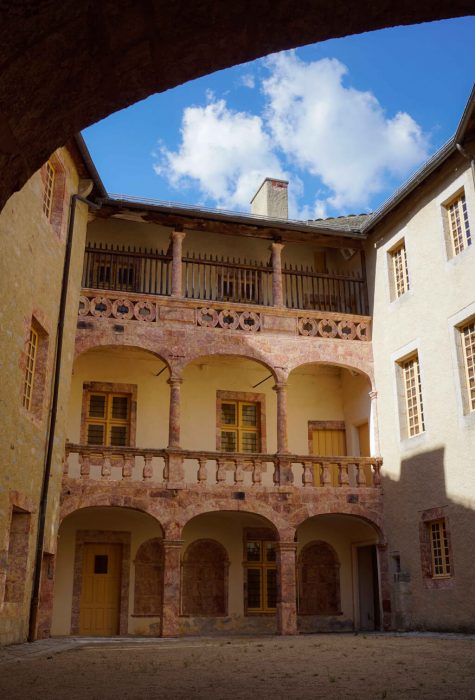 Cour du château de Saint-Alban-sur-Limagnole en Margeride en Lozère©Jean-Sébastien Caron OT Margeride en Gévaudan