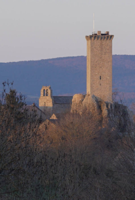 La tour de l’ancien château d’Apcher et la chapelle castrale © Jean Sébastien Caron
