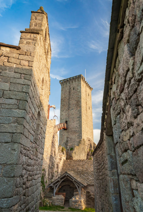 Le donjon du château médiéval d’Apcher ©Ludo-visuel
